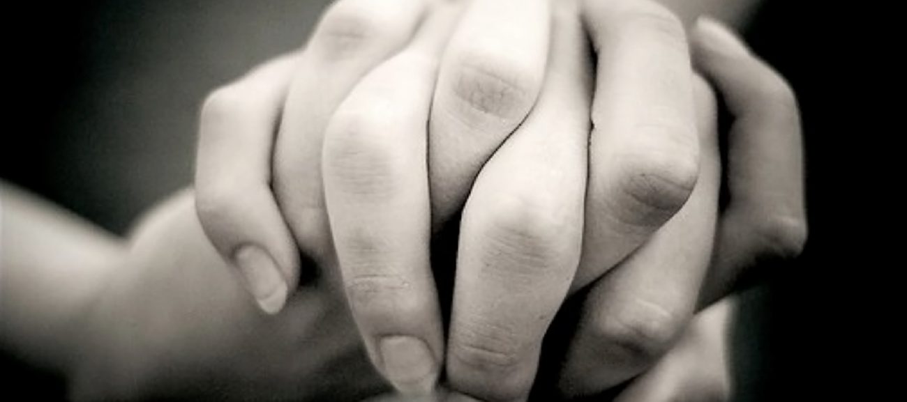 บีบมือหรือด่าทอ