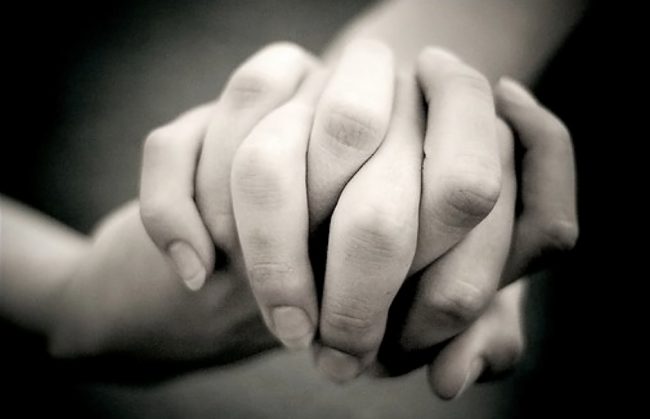 manos-unidas บีบมือหรือด่าทอ