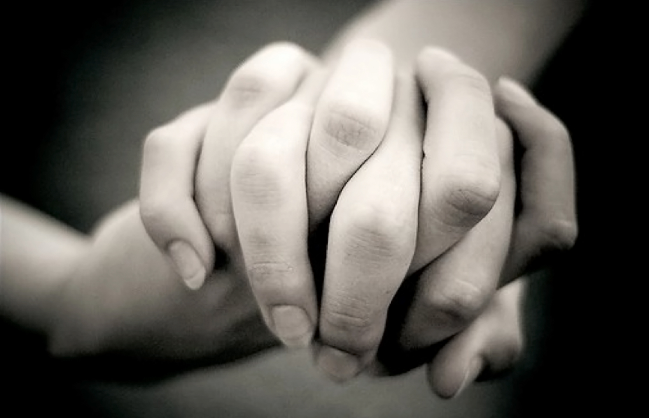 manos-unidas บีบมือหรือด่าทอ